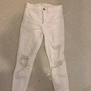 WHITE AMERICAN EAGLE RIPPED JEANS